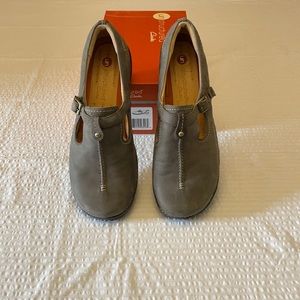 Clarks Unstructured Size 12 olive t-strap flat.